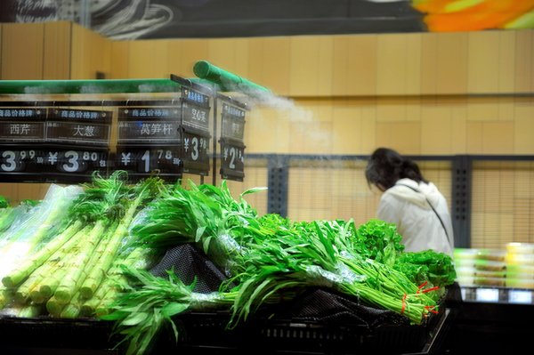 How can the right cutting board prevent cross-contamination in the kitchen?